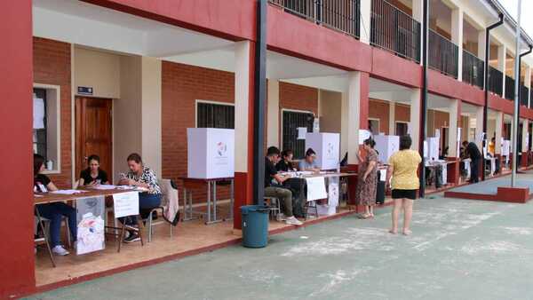 Cierran los portones en locales de votación y arranca conteo del TREP