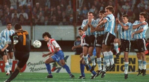 (VIDEO) FIFA recuerda la ‘especialidad’ del laureado José Luis Chilavert