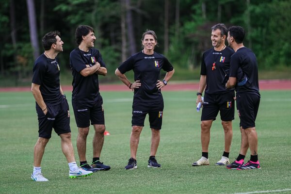 Versus / Atento Paraguay: Fernando Batista prepara un equipo más ofensivo en Venezuela