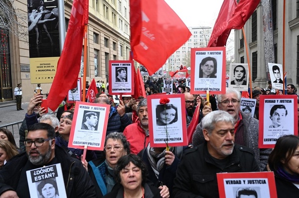 Miles de chilenos marchan en recuerdo de las víctimas de la dictadura de Pinochet