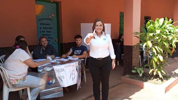 La colorada Laura Gamarra se impone y gana con amplia ventaja en Capiatá - Política - ABC Color