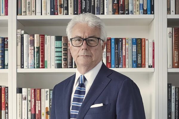 Ken Follett publica “La armadura de la luz”, quinta entrega de “Los pilares de la Tierra” - Literatura - ABC Color