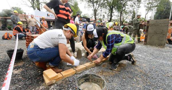 La Nación / Campeonato de albañiles: hombres y mujeres demostraron sus habilidades