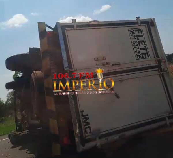Camión volcó en la colonia Guavirá tras explosión de uno de sus neumáticos - Radio Imperio 106.7 FM