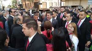 136 años de la ANR: Panteón de los Héroes se “tiñe” de rojo y hasta funcionarios acuden a mitín en horario laboral - Política - ABC Color
