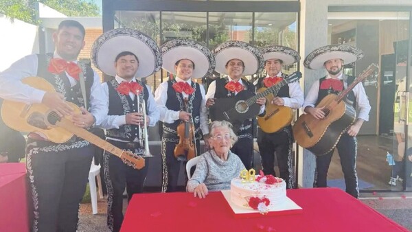 Los mariachis casi no dieron abasto para festejos colo’o