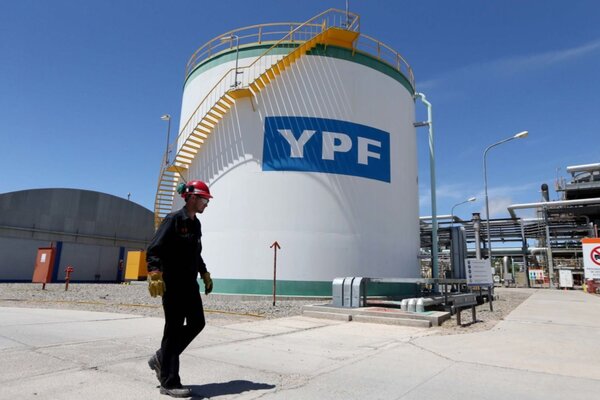 Argentina, condenada a pagar 16.000 millones de d贸lares a los socios de Repsol por expropiar YPF - Revista PLUS