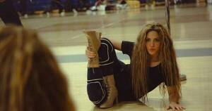 La Nación / ¡Shakira de goma! La cantante presumió su flexibilidad a los 46 años