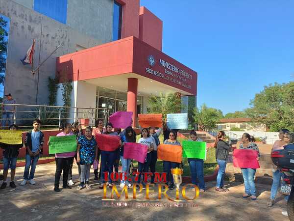 Familiares de joven desaparecido se manifiestan frente al Ministerio Público - Radio Imperio 106.7 FM