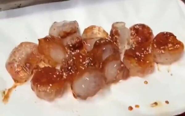 [VIDEO] ¡Ipyahuetea kóa! Ahora cocinan “hielo a la parrilla” ndajeko