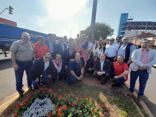 DIRIGENTES DE LA ANR EN ENCARNACIÓN RINDEN HOMENAJE AL FUNDADOR GRAL. BERNARDINO CABALLERO