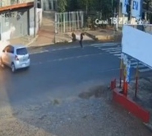 Violento choque en San Lorenzo deja a motociclista inconsciente - Paraguay.com