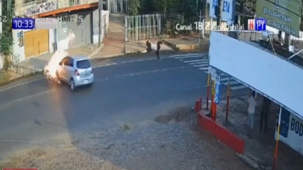 Coche hizo maniobra imprudente y mandó al hospital a un motociclista - Noticias Paraguay