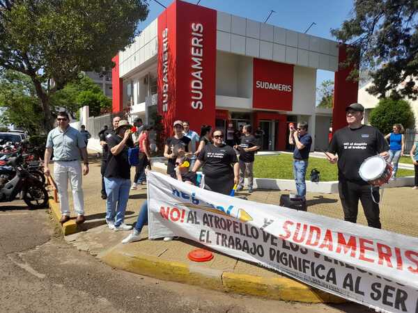 Ex funcionarios del Banco Regional de Encarnación protestan por despidos injustificados tras fusión con Banco Sudameris