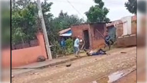 [VIDEO] ¡Lo molieron a palos por culpa de un sillón!