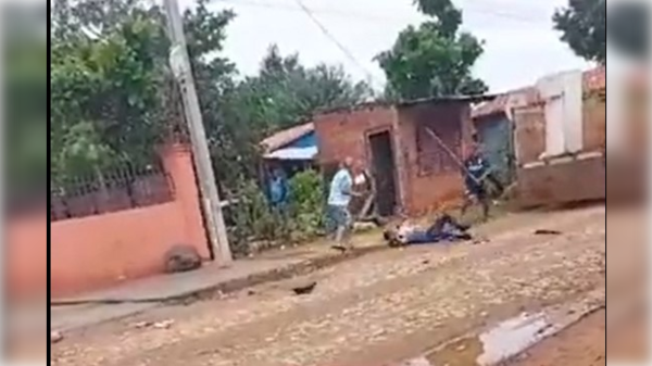 [VIDEO] ¡Lo molieron a palos por culpa de un sillón!