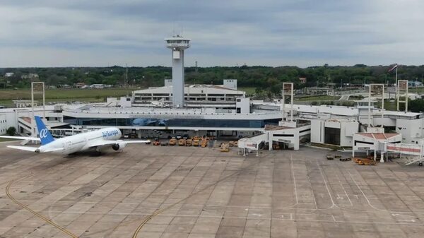 Pasajeros varados protestan contra Air Europa por incertidumbre sobre vuelo a España - Nacionales - ABC Color