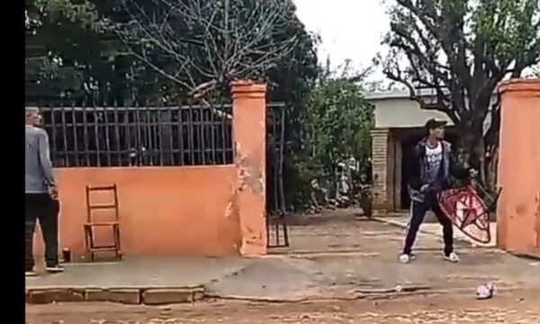 (VIDEO)¡Vecinos se trenzaron por un sillón!