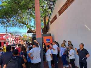 Funcionarios de la Municipalidad de San Lorenzo se hacen sentir en protesta por retraso en el pago de salarios » San Lorenzo PY