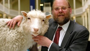Fallece Ian Wilmut, científico "padre de la oveja Dolly"
