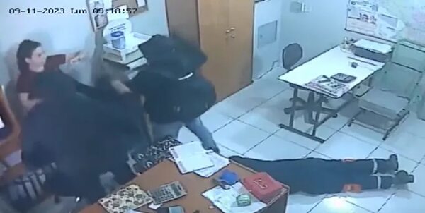 Video: golpean violentamente a una mujer durante asalto a estación de servicio en Piquete Cue - Policiales - ABC Color