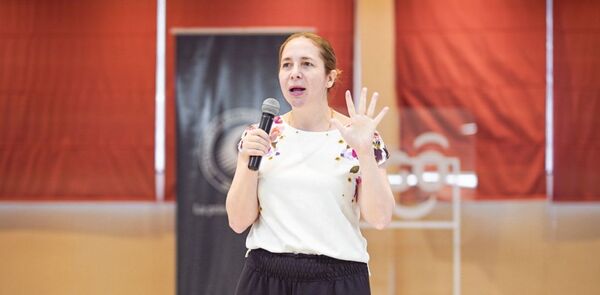 Llega el concurso de ideas de Maestros Conectados para premiar el esfuerzo e innovaci贸n de los docentes - Revista PLUS