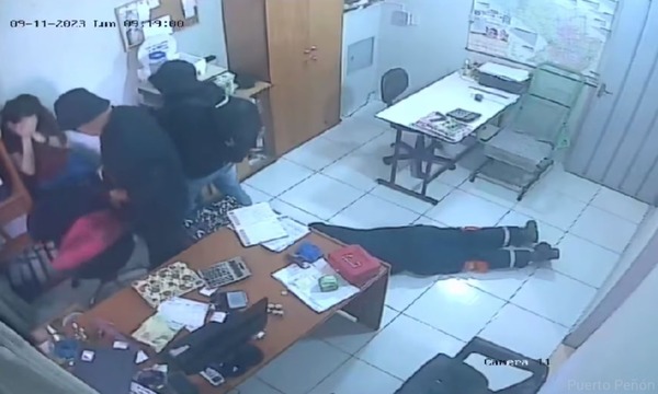 Delincuentes golpean violentamente a trabajadora durante asalto - trece
