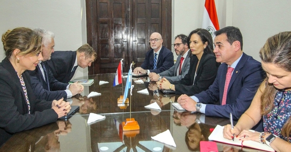 Autoridades paraguayas y argentinas acuerdan mesa de trabajo para solucionar problemas en la hidrovía Paraguay-Paraná y la EBY