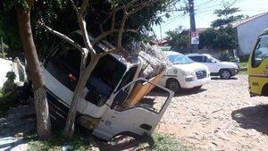 Conductora se tira de su camión tras quedar sin frenos en Villa Elisa - Nacionales - ABC Color