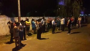 Pobladores de Piquete Cué se manifiestan tras violento asalto en estación de servicio - Nacionales - ABC Color
