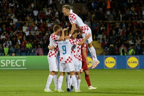 Croacia no falla en su visita a Armenia y se sitúa como líder de grupo - Fútbol Internacional - ABC Color