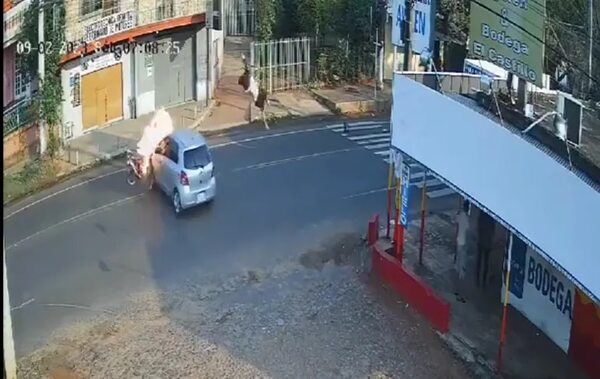 Video: chocó, su moto explotó, pero sobrevivió - Policiales - ABC Color