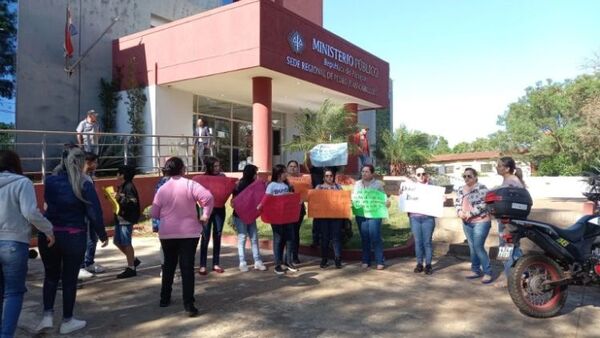 Familiares de joven desaparecido protestan frente a la Fiscalía en PJC