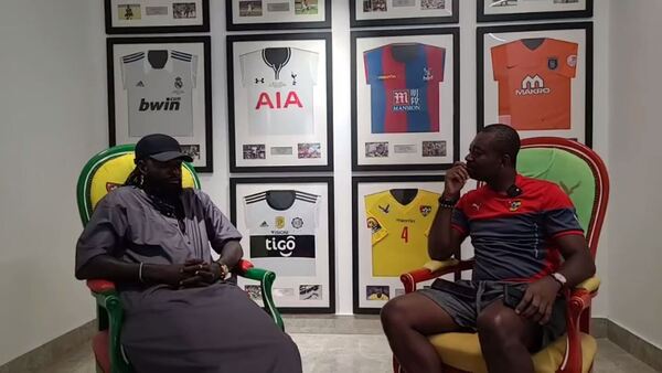 Adebayor guarda la camiseta de Olimpia como una reliquia en su mansión