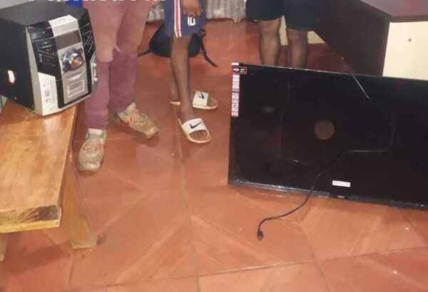 Víctima con ayuda de vecinos reducen a gavilla y recuperan objetos