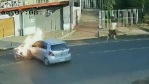 Impactante choque de un vehículo contra una motocicleta