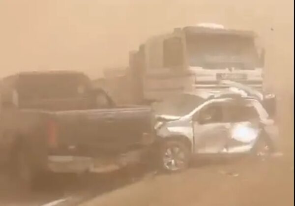 Videos: choques de casi 50 autos, ante fuerte viento y visibilidad nula, dejan dos muertos - Mundo - ABC Color