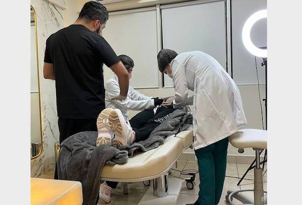 ¡Mujer denuncia a cirujanas por inyectar sustancia rara al cuerpo de su mamá!