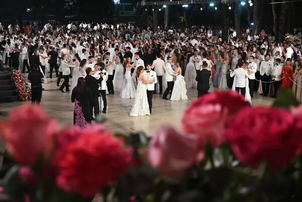 Unas 100 debutantes harán su presentación en sociedad en el Club Centenario este viernes 15 - Sociales - ABC Color