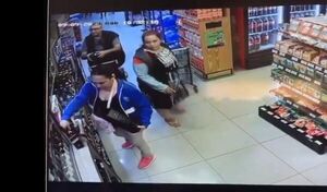 Tres personas se apoderan de bebidas alcohólicas de alto valor de un supermercado