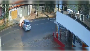 [VIDEO] ¡Impactante! Chocó, "voló", cayó al asfalto, explotó su moto y sobrevivió