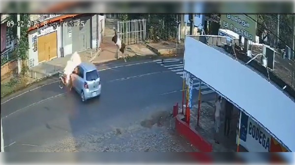 [VIDEO] ¡Impactante! Chocó, "voló", cayó al asfalto, explotó su moto y sobrevivió