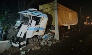 Accidente en Pedrozo: Colisión entre dos camiones y una ambulancia provoca daños significativos