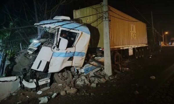 Accidente en Pedrozo: Colisión entre dos camiones y una ambulancia provoca daños significativos
