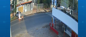 ¡Sobrevivió de milagro! Motociclista sale despedido tras embestir contra automóvil - trece