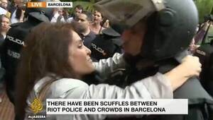 [VIDEO] Policía denunció a una mujer que le besó sin su consentimiento