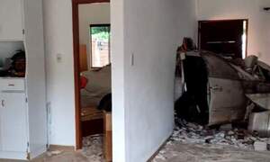 AUTOMÓVIL SE ESTRELLÓ VIOLENTAMENTE CONTRA UNA VIVIENDA EN EL BARRIO KENNEDY