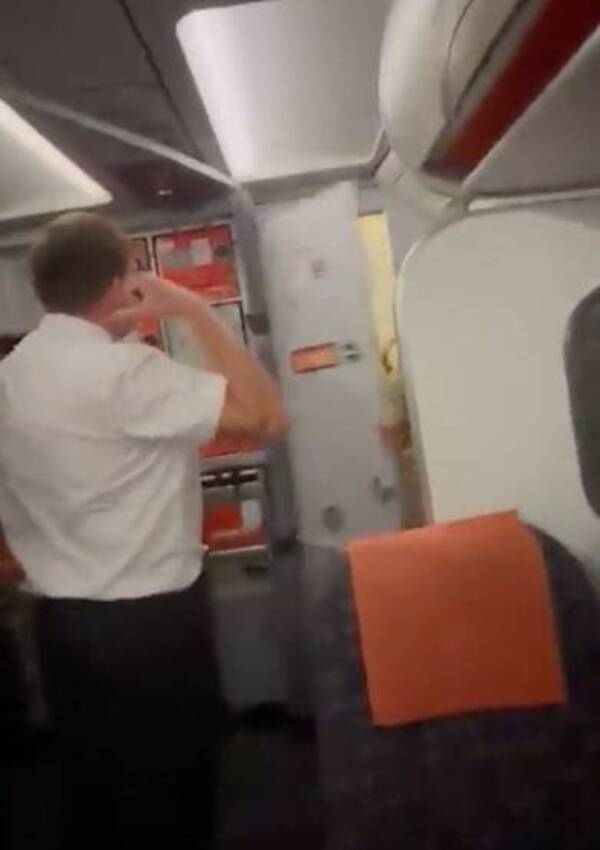 [VIDEO] Pillaron a pareja haciendo el "ya tu sabes" en el baño del avión