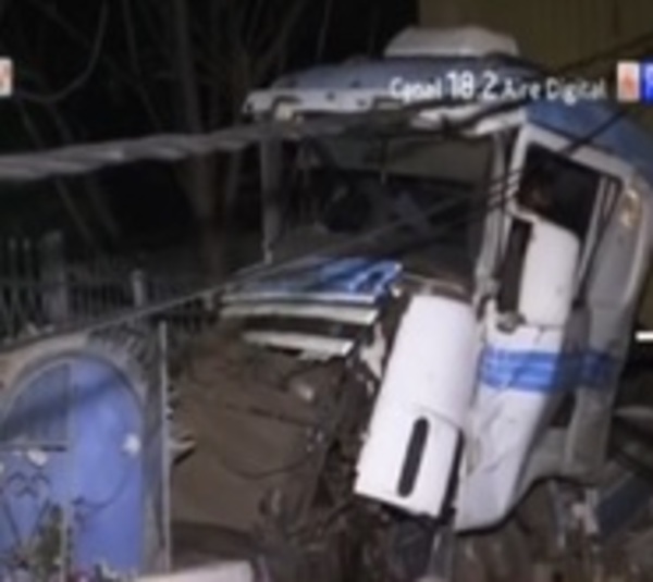 Tractocamión protagoniza accidente de Pedrozo - Paraguay.com