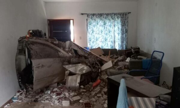 Médico falleció tras estrellarse con su auto contra una vivienda